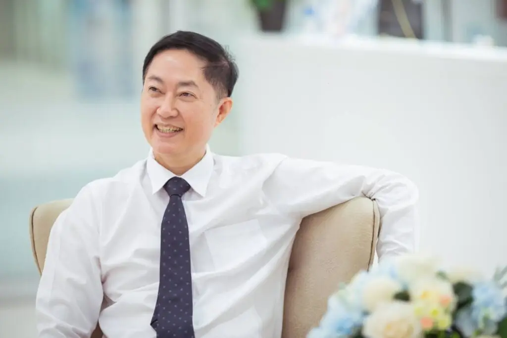 Dr. Staporn, Clinical Director at Renovia Clinic, smiling in professional attire